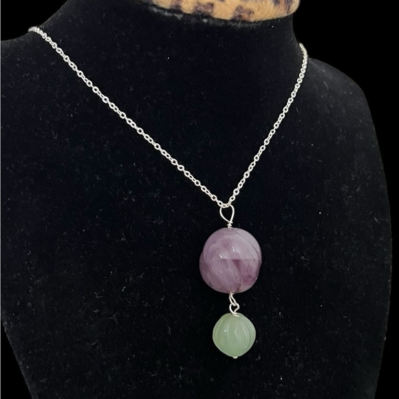 Large round Carved amethyst pendant set in silver plus matching necklace - Picture 2 of 7